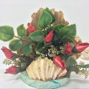 Vintage 1950s Florida shell night light with shell flowers.